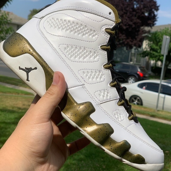 Jordan 9 statues main image 6